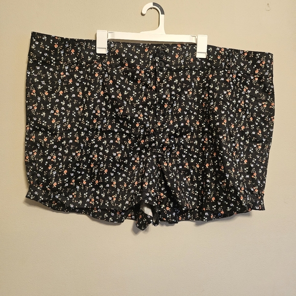 Torrid Black Floral Shorts Size 30 Plus Size - Picture 1 of 8